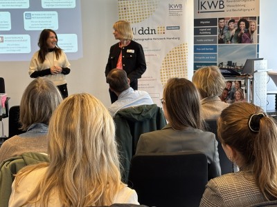 Susanne Sabisch-Schellhas und Anne Zoppelt bei ihrer Einleitung.