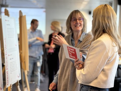 Tandem vor einer Idee-Tafel