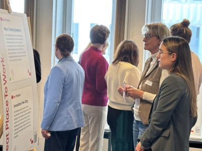 Tandem betrachtet Tafel mit HR-Ideen