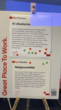 Tafel mit der Idee: KI-Akademie