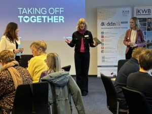 Susanne Sabisch-Schellhas moderiert die Veranstaltung.