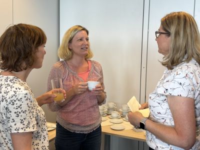 Foto von Heidrun Meder im Gespräch mit Teilnehmerinnen.
