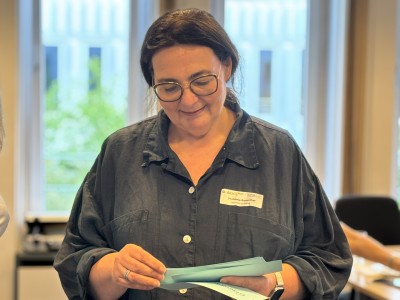 Foto einer Teilnehmerin an der Pinnwand.