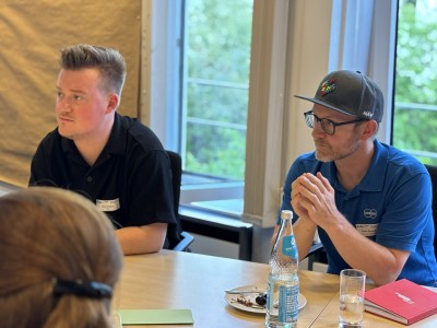 Bild von zwei Teilnehmern.