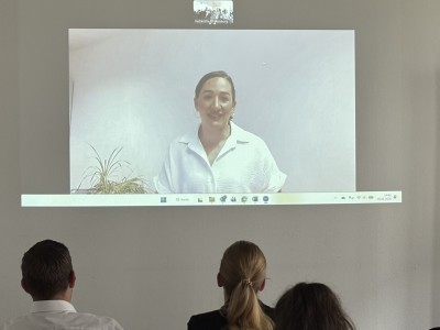 Foto des digital übertragenen Vortrags.