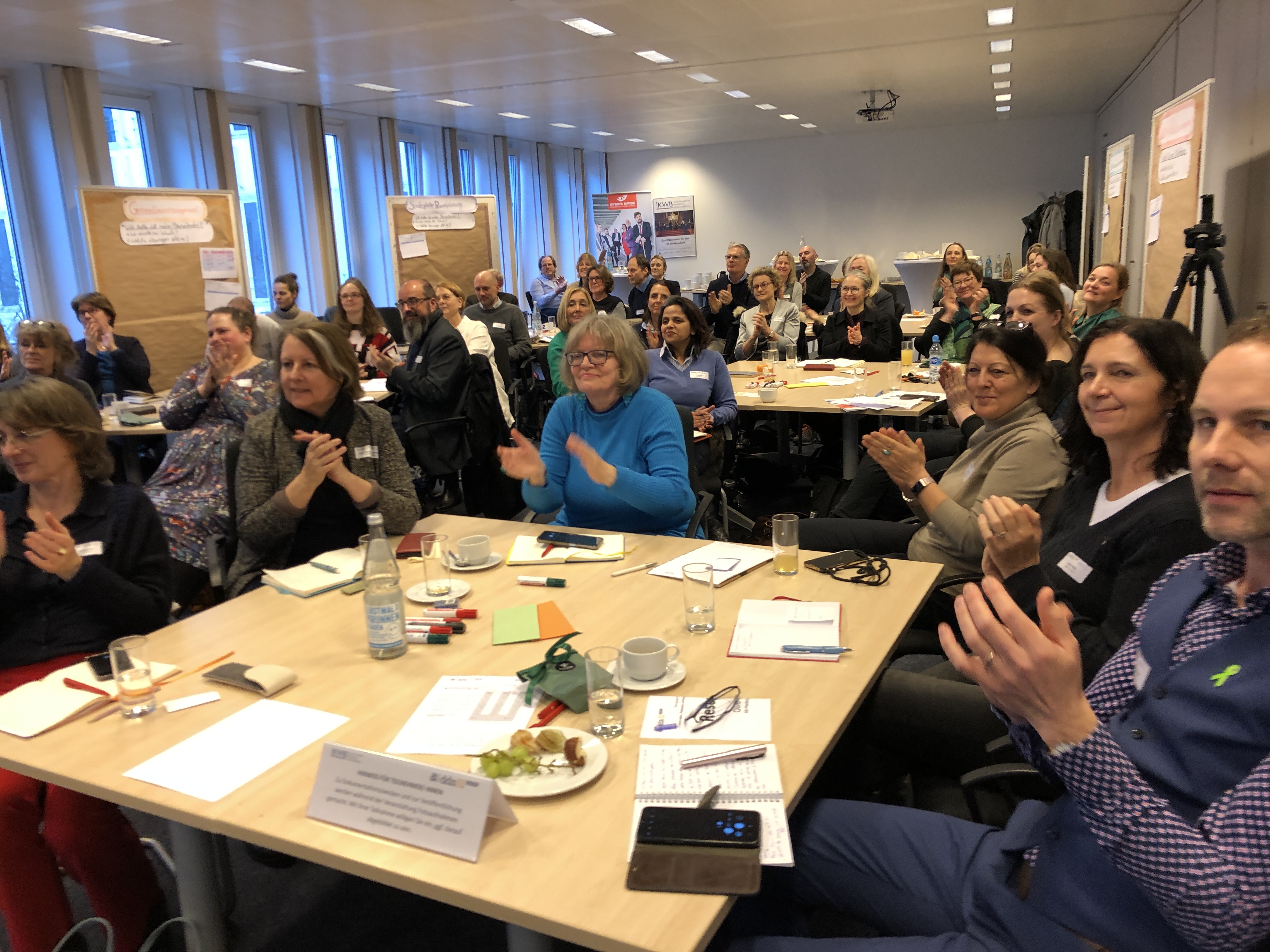 Lachende Gesichter und rauchende Köpfe bei der Demographie Werkstatt 2025