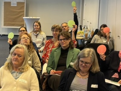 Das Publikum stimmt mit Karten ab.