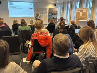 Christine Oldenburg vorm Publikum.