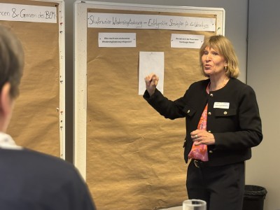 Susanne Sabisch-Schellhas an der Metaplanwand