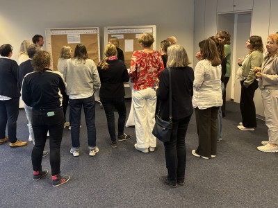 Die Teilnehmenden vor der Metaplanwand.