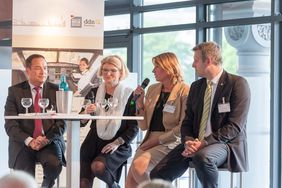 Andreas Steinke, Sparkasse Harburg-Buxtehude, Dr. med. Nina Sonntag, Airbus Operations GmbH, Eva-Sabine Neuhöfer, Siemens AG und Sven Richter, Carlsberg Deutschland GmbH im Praxisforum Gesundheit (v. links)