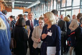 Hansjörg Lüttke (KWB), Senatorin Dr. Melanie Leonhard und Susanne Sabisch Schellhas (ddn/KWB) beim Rundgang durch die Themeninseln