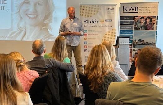 Rodger Mahnke bei der Präsentation vor dem Publikum.